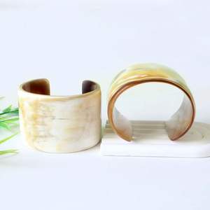 Brazalete de cuerno de búfalo antiguo de alta calidad, joyería de moda para mujer ecológica hecha a mano de La India por Almost Craft - Product Image 6