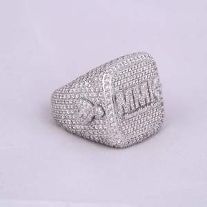 Libérez votre jeu de bijoux avec notre bague hip hop en diamant de laboratoire en or blanc 14 kt avec une clarté vvs - Product Image 3