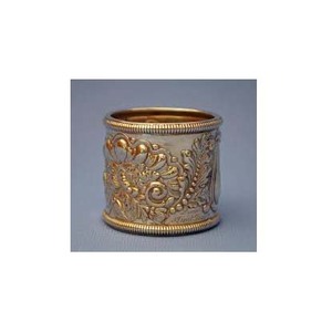 Design gaufré or poli fait à la main en métal Unique cloche de Noël Design vaisselle royal métal Design gravé rond de serviette - Product Image 2