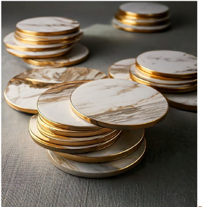 Sous-verres uniques en fusion de marbre et de bois avec une jointure en laiton en forme de nœud papillon. Article disponible à prix de gros. - Product Image 2