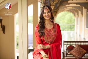 Dernière tenue de créateur Tenue de style moderne Pantalon Kurti en soie russe et Dupatta avec impression de position et travail de surbrillance à vendre - Product Image 4