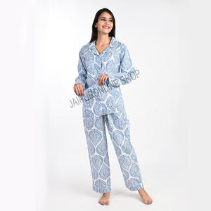 Détendez-vous avec Style grâce à notre ensemble de pyjama en coton de qualité supérieure - Product Image 1