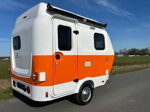 Mini caravana moderna y ligera de acero inoxidable naranja con cocina extraíble para viajes y camping. - Product Image 6