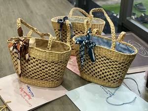 กระเป๋าถือผู้หญิงผักตบชวาวินเทจทำด้วยมือมีสายคล้องไหล่คู่ที่ทนทานดีไซน์ทอลายดอกแบบเปิดด้านบน - Product Image 5