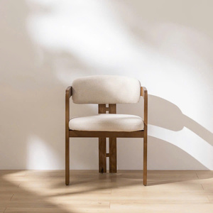 Chaise de salle à manger incurvée avec cadre en bois brun noyer, assise et dossier rembourrés en cuir PU noir - Product Image 4