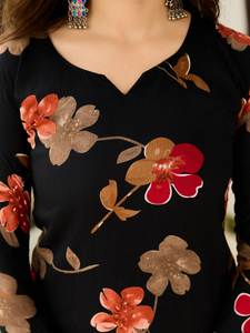 Découvrez la gamme vibrante de Kurti semi-cousus de couleur noire à col rond Summer Comfort / Ensembles de Kurti de haute qualité en gros - Product Image 5