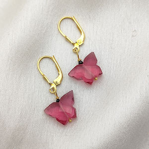 Boucles d'oreilles en argent sterling à la mode en forme de papillon en quartz rose sculpté avec fil plaqué or - Product Image 1