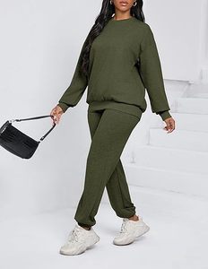 Conjunto de chándal elegante y elegante para hombres y mujeres, perfecto para amantes de la ropa de calle y la moda urbana moderna - Product Image 4