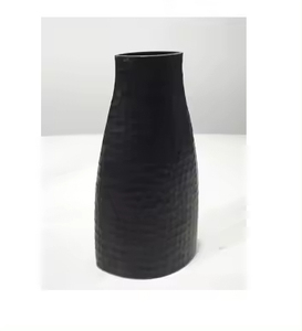 Florero de tamaño personalizado de diseñador de estilo moderno, florero de aluminio negro decorativo de diseño martillado a un precio económico - Product Image 2