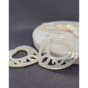 จี้รูปหัวใจลายฉลุพร้อมจี้ประดับมุกขาว - Product Image 2