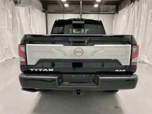 Camioneta de Segunda Mano 2024, Tracción en las Cuatro Ruedas, Interior Oscuro, Asientos de Cuero, 4 Asientos, Volante a la Derecha, Techo Panorámico, Motor Automático de 4.5L, Visión Trasera de 360° - Product Image 3