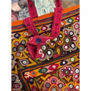 Bolso Kutch Theli de Estilo Étnico Etéreo con Diseño de Ángel Espejado - Product Image 5