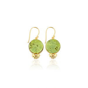 Boucles d'oreilles en laiton plaqué or avec opale verte, faites à la main, pour les tenues quotidiennes, boucles d'oreilles pendantes en laiton tendance pour les événements spéciaux - Product Image 1