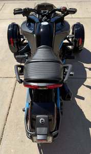 Oferta Especial: Motocicleta de Tres Ruedas Can-Am Spyder F3 Limited Negra con Detalles Azules - Product Image 4