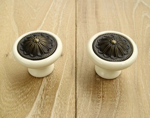 Bouton de porte en métal blanc et bronze antique Poignée décorative élégante parfaite pour les armoires de garde-robe et les meubles d'Inde - Product Image 3