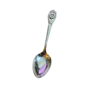 Ensemble de couverts de luxe avec cuillères décoratives en métal argenté, parfait pour les occasions de dîner et la décoration intérieure - Product Image 1