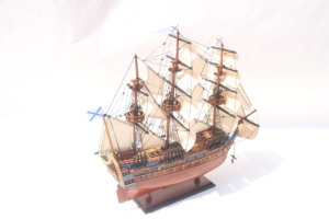 Artisanat vietnamien de qualité supérieure, modèle de bateau à voile sur pied en bois peint à la main, personnalisé, décoration d'intérieur de collection - Product Image 6