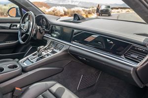 2018 Por-sche Pa na me ra Tur-bo S E-Hybrid Sport Tu ris mo Moteur Boîte de vitesses automatique Direction gauche Modèle intérieur sombre - Product Image 4