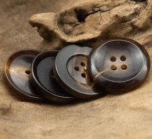 Bouton en résine plastique de corne de buffle de haute qualité de 18mm rond à 4 trous FlatbackBrown pour costume - Product Image 2