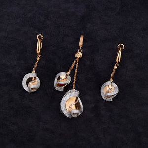 ชุดเครื่องประดับเพชรแฟชั่นสร้อยคอจี้สีขาวพร้อมต่างหูที่เข้ากัน - Product Image 1