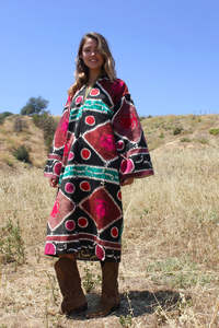 Robe trapèze mi-longue en jersey de coton respirant, écologique, avec un magnifique motif géométrique et une broderie à la main détaillée et élaborée. Taille - Product Image 5