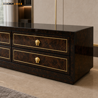 Meuble TV moderne de luxe léger avec finition en bois de palissandre brillant, 6 tiroirs et poignées dorées pour hôtel, villa, salon