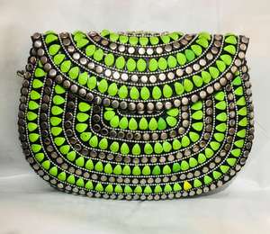 กระเป๋าโลหะลายชนเผ่าหลากสีสัน งานสั่งทำพิเศษ ประดับด้วยลูกปัดแก้ว ผ้าม็อบ และงานตกแต่งอื่นๆ เหมาะสำหรับการขายต่อ - Product Image 2