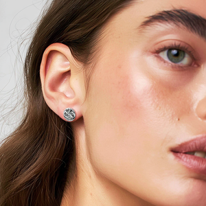 Orecchini a perno artigianali vintage in argento sterling con zirconi a diamante e perle incastonate a castone, stile religioso, per matrimoni, fidanzamenti e feste - Product Image 2