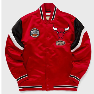 Chaqueta de béisbol de satén Varsity blanca y negra clásica unisex con bordado de apliques de cuero brillante y detalles de charol - Product Image 1