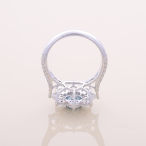 Bague de fiançailles en or blanc/rose et or jaune 14 carats avec diamant bleu rond de laboratoire certifié IGI et halo floral à taille triligne latérale - Product Image 5