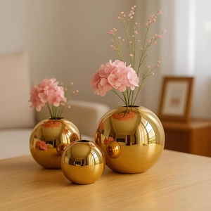 Ensemble de 3 vases ronds en forme de boule avec finition miroir dorée pour la décoration intérieure contemporaine et les présentations florales élégantes, vente en gros en provenance d'Inde - Product Image 3