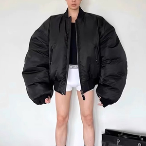 Chaqueta universitaria, ropa de calle personalizada, chaqueta Bomber para hombre, chaqueta de satén de tela de poliéster negro, chaqueta de gran tamaño para mujer, acolchada gruesa - Product Image 4