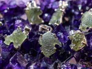 Joyería de Moldavita Certificada, Colgante de Moldavita en Bruto, Engaste de Plata de Ley, Diseño Único E1651 - Product Image 2