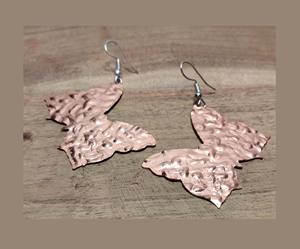 Pendientes Boho Chic de latón dorado para mujer, aro de mariposa de cobre puro étnico, trabajo de precisión ligero, incrustaciones de diamantes para bodas - Product Image 1