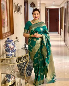 Ropa India para Fiestas Nocturnas, Lehenga Sari de Seda Banarasi Katan Suave con Encaje de Rayón y Adornos Latkan, Bordado a Juego para Novias - Product Image 5