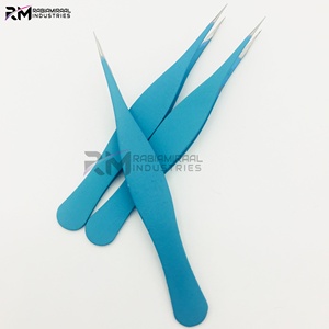 Pinza para cejas RMI Frowzy con recubrimiento en polvo de color y punta plateada, nuevo diseño puntiagudo. - Product Image 3