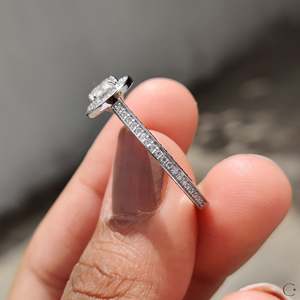 แหวนหมั้นเพชรทรงกลมแบบเฮโลพร้อมขอบล้อมเพชร - Product Image 6