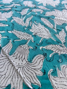 ผ้าฝ้ายพิมพ์ลายด้วยมือ ลายดอกไม้และใบไม้ขนาดใหญ่บนพื้นสีฟ้าอมเขียว - Product Image 2