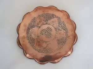 Plateau en cuivre fabriqué à la main de luxe avec détails classiques pour l'hébergement et l'affichage pour l'exportation mondiale depuis l'Inde - Product Image 5