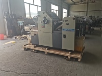 Machine d'impression offset semi-automatique à grande vitesse de la série Hamada utilisée en Chine pour l'impression de papier de reçus et de carnets de chèques