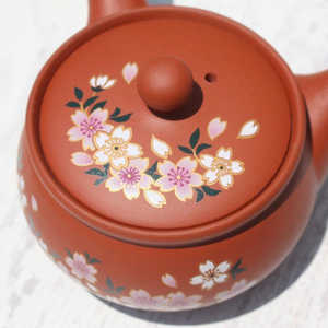 กาน้ำชาเคียวสึสีแดงซากุระพร้อมฝาปิด ผลิตภัณฑ์โทโคนามะ - Product Image 1