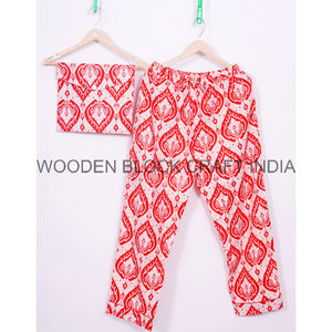 Ensemble de pyjama floral de haute qualité en tissu respirant pour un confort ultime tissu pour se prélasser dans la maison - Product Image 3