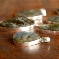 Pendentif Mary en Labradorite Naturelle Brute et Agate Druzy, Cabochon Fait Main, Pierre Libre, Breloque Plaqué Argent Allemand, Changement de Couleur
