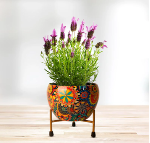 Maceta moderna color crema con detalles en hoja de oro y flores moradas. Mesa de lujo disponible a precios de mayoreo. - Product Image 2