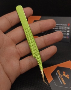 Pince à cils professionnelle Saaqaans Enterprises en acier inoxydable 10 mm, anti-statique, avec grip diamanté, anti-magnétique et confortable - Product Image 2