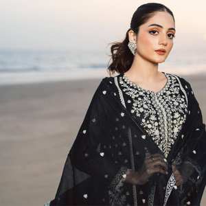 Top brodé de paillettes en fausse georgette de créateur élégant avec pantalon et costume de fête Dupatta pour femmes fabriqué en Inde - Product Image 4