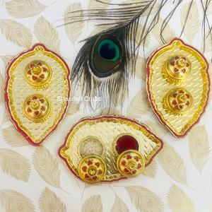 Artisanat Petite Assiette de Kumkum Chawal pour Puja, Indien Puja Thali Religieux Faveurs de Mariage Laiton Plaqué Or Design Thali - Product Image 4