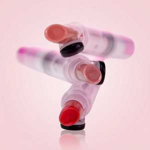 Bálsamo Labial con Color Rojo Vibrante, Sin Residuos, con Tapa Automática para una Aplicación Rápida e Higiénica en Cualquier Momento y Lugar - Product Image 1