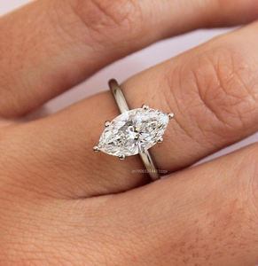 Bague de fiançailles solitaire en Moissanite coupe marquise de 6.5/13 millimètres avec bande arrondie de 8 millimètres et six broches pour femme - Product Image 4