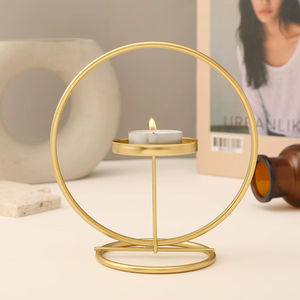 Portavelas de Metal con forma geométrica única, perfecto para la decoración contemporánea del hogar y la creación de una atmósfera elegante a la luz de las velas - Product Image 1